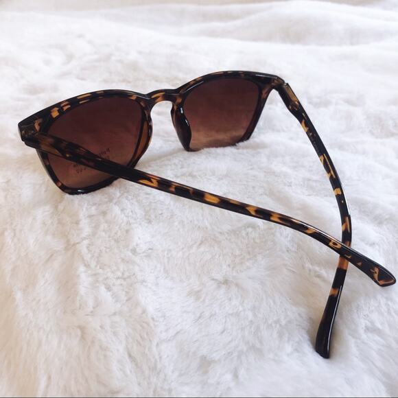 Jessica Brown Classic Aviators Oval Sunglasses - Picture 9 of 10